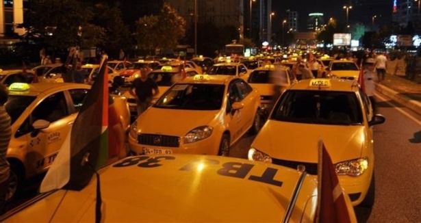 Taksiciler İsrail Konsolosluğu önünde kontak kapat