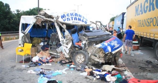 Sakarya'da minibüs tıra çarptı: 20 yaralı