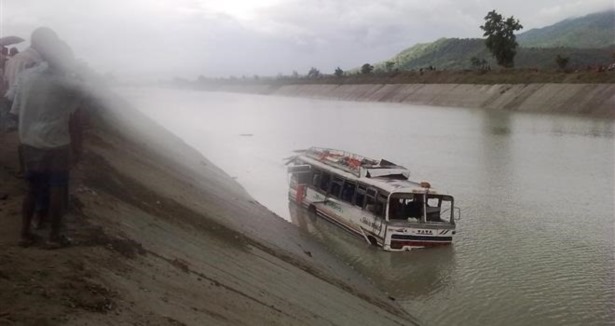 Yolcu otobüsü nehre düştü: 11 ölü
