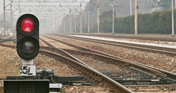 Hindistan'da tren raydan çıktı: 2 ölü
