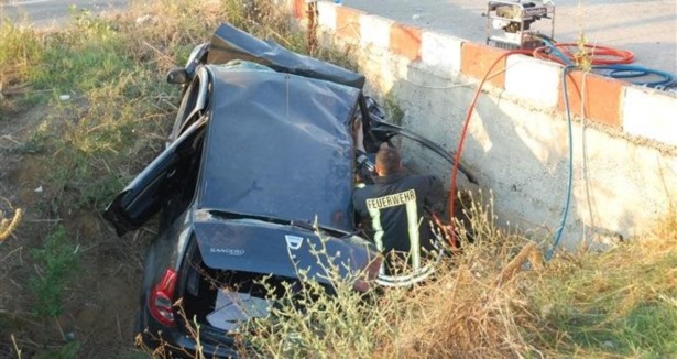 Otomobil duvara çarptı: 4 ölü