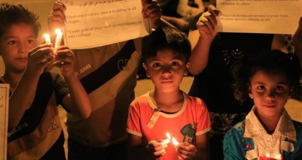 Gazzeli çocuklar barış için mum yaktı