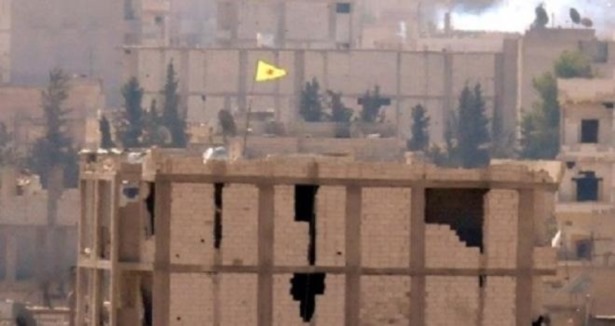 YPG'den sınırdaki binaya bayrak dikti