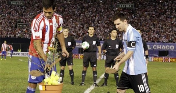 Messi ve Santa Cruz 'barış ağacı' dikti