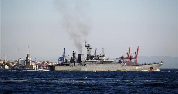 Rus savaş gemileri boğazdan geçti
