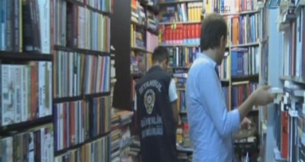 Kadıköy'de korsan kitap operasyonu: 8 gözaltı
