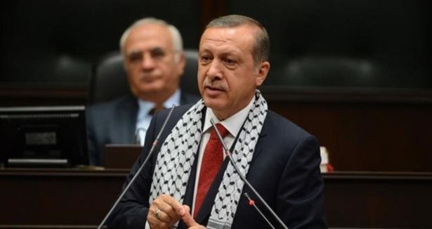 Erdoğan kürsüye Filistin atkısıyla çıktı