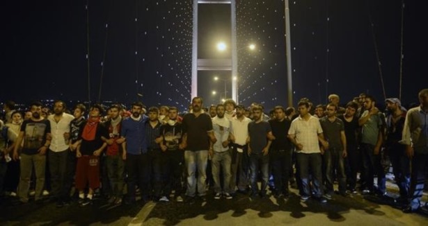 Eylemciler köprüyü yürüyerek geçti!