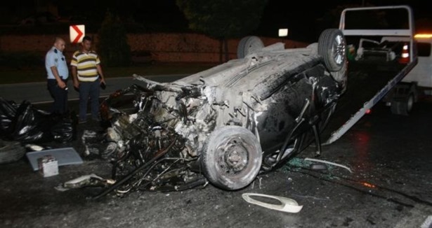 İzmir'de otomobil takla attı: 2 yaralı
