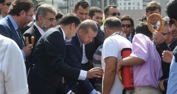 Başbakan Erdoğan simit dağıttı