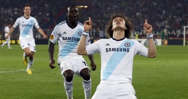 Chelsea final kapısını araladı