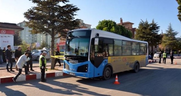 Halk otobüsünün çarptığı kadın hayatını kaybetti