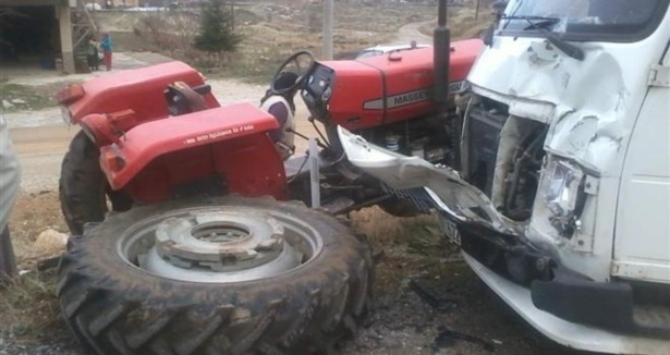 Minibüsle traktör çarpıştı