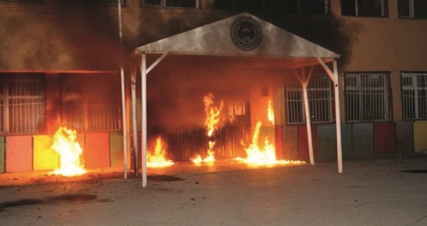 Göstericiler bir okulu daha yaktı!