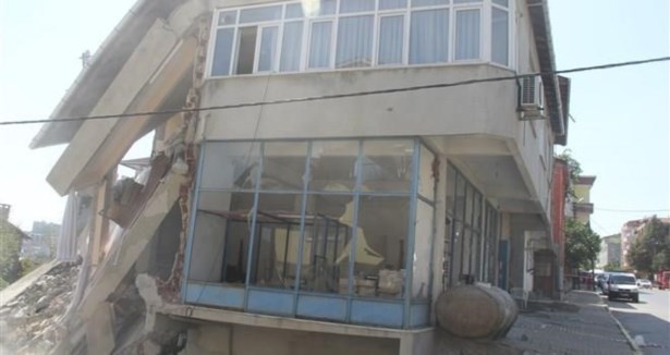 Sultanbeyli'de bina çöktü: 1 yaralı