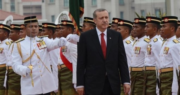 Erdoğan Malezya'da askeri törenle karşılandı