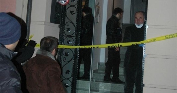 Yalnız yaşayan öğretmenin boğazını kestiler!