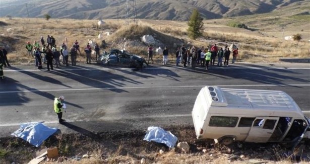 İşçi minibüsü otomobille çarpıştı: 4 ölü