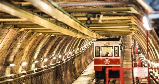 Tarihi tünel tramvayında çalışma