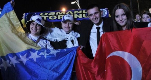Zaferi Türk bayrağı açarak kutladılar