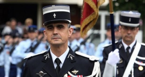 Fransa'da hükümeti eleştiren general görevden alın