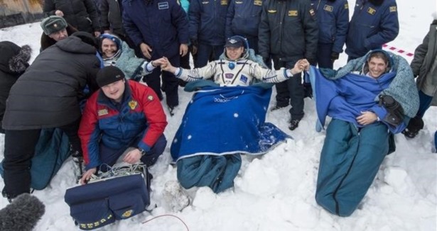 Soyuz üç astronot ile Dünya'ya döndü