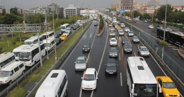 İstanbul'da yağış trafiği aksatıyor