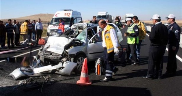 Aksaray'da otomobil kamyona çarptı: 3 ölü