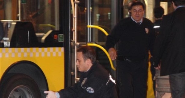 Metrobüste silahlı kavga: 1'i polis 3 yaralı