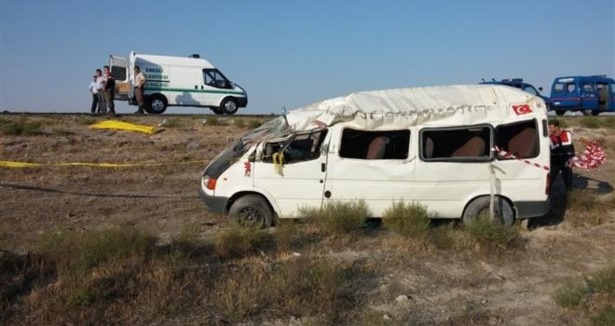 Tarım işçilerini taşıyan minibüs devrildi: 1 ölü