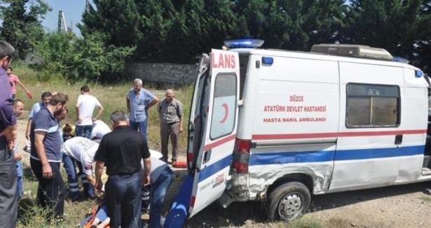 Kamyonet ambulansa çarptı: 3 yaralı
