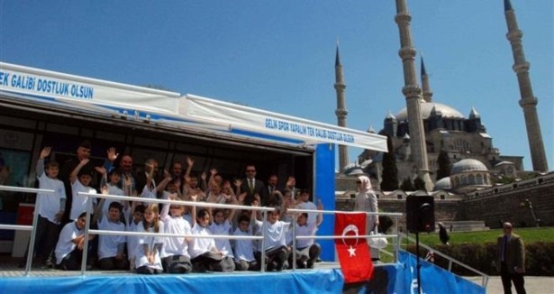 'Dostluk tırı' yoğun ilgi gördü