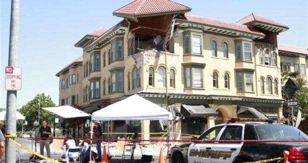 California depreminde tarihi binalar hasar gördü