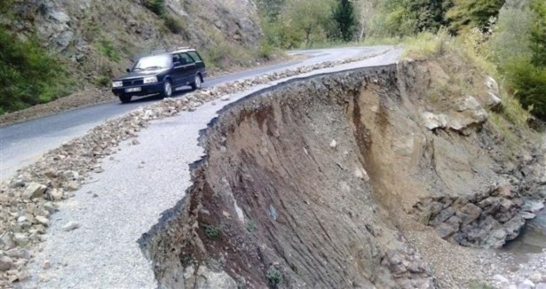 Zonguldak'ta karayolunda heyelan