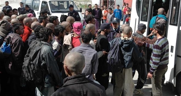 Ezine'de 55 kaçak yakalandı