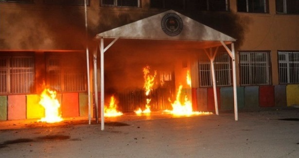 Yüksekova'da 2 okul yakıldı