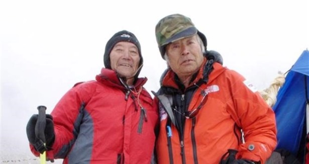 80 yaşında Everest'e tırmandı