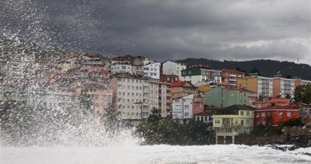 Çanakkale'de feribot seferlerine fırtına engeli