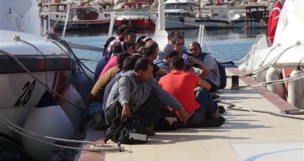Denizde boğulma tehlikesi geçiren 29 kaçak kurtarı