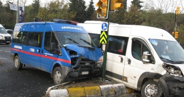 Askeri araçla servis minibüsü çarpıştı