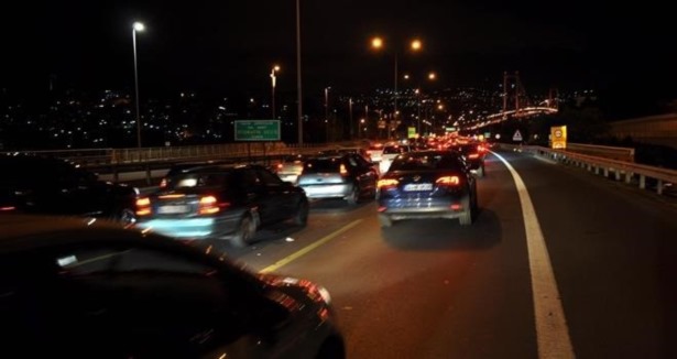 Köprüdeki intihar girişimi trafiği felç etti