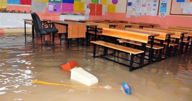 Yağmur okulu sular altında bıraktı