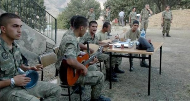 Askerlerden Kürtçe şarkılı bayramlaşma