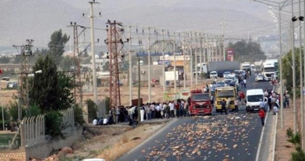Mardin'de yol kesme eylemi sürüyor