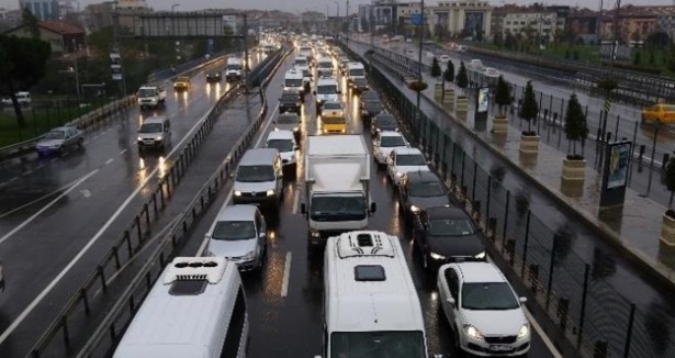 İstanbul''da kazalar trafiği kilitledi