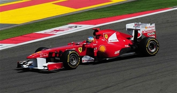 Ferrari yeni aracını tanıttı