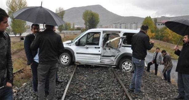 Tren hafif ticari araca çarptı: 7 yaralı