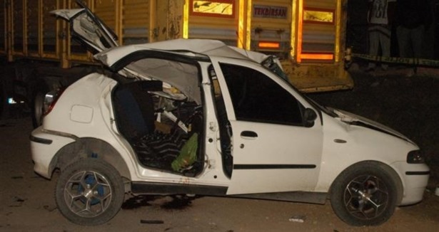 Otomobil TIR'ın altına girdi: 4 ölü
