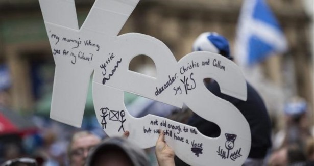 Referanduma iki kala İskoçya'ya yetki rüşveti