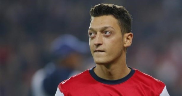 Mesut'u sorguladılar sonra beraber maç izlediler